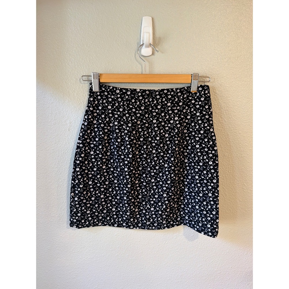 Brandy Melville Mini Skirt Womens One Size Black White Floral A-Line Side Slit - Picture 2 of 7